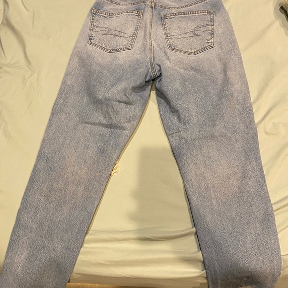 American Eagle Mom Jeans Light Wash Ripped Distressed  Size 2 short. - Picture 6 of 8
